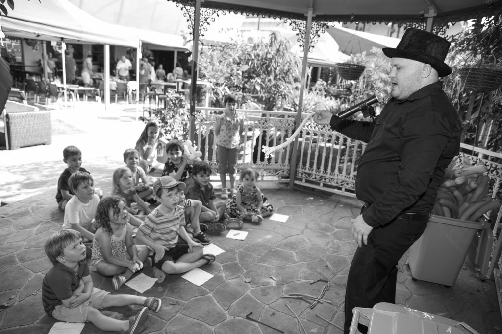 Magician and Childrens Entertainer Pete Booth00053